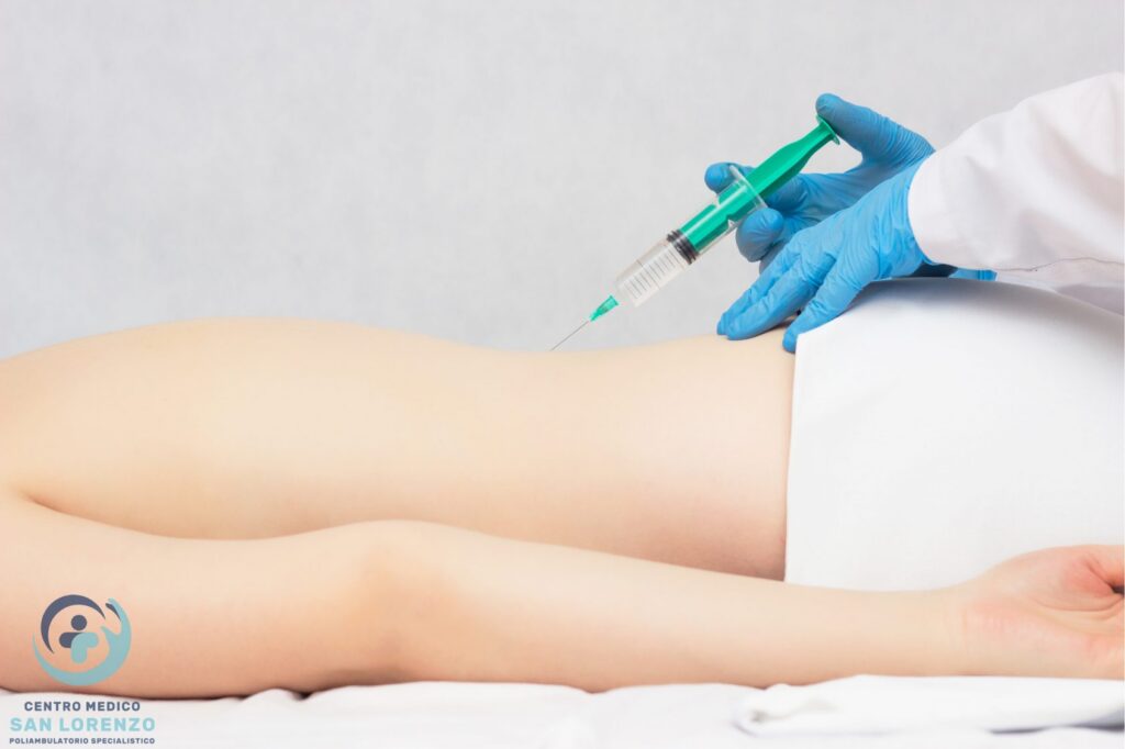 Infiltrazione lombare eseguita da un medico con guanti